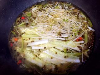 12、酸辣汤羊肉卷,放入白菜和豆芽煮两分钟。