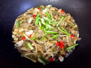 10、酸辣汤羊肉卷,最后放入青椒翻炒均匀。