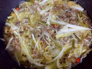 13、酸辣汤羊肉卷,最后放入羊肉卷煮2分钟即可出锅。