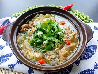 14、酸辣汤羊肉卷,装入碗中,摆上小葱和香菜就可食用啦!