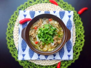 15、酸辣汤羊肉卷,酸辣过瘾的羊肉卷!