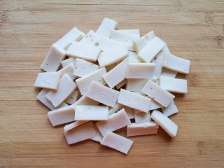 1、素炒千叶豆腐,千叶豆腐冲洗一下切成片。