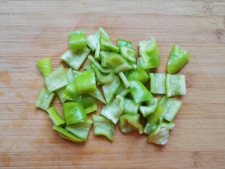 2、素炒千叶豆腐,青椒洗干净切成小块。