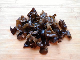 3、素炒千叶豆腐,干木耳提前泡好，去根洗干净撕开。