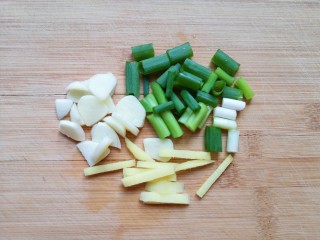 4、素炒千叶豆腐,葱姜蒜切好。