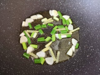 5、素炒千叶豆腐,炒锅内倒适量的食用油烧热，下入葱姜蒜炒香。