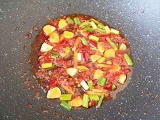 6、素炒千叶豆腐,加入豆瓣酱炒出红油。