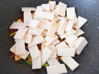7、素炒千叶豆腐,下入千叶豆腐。