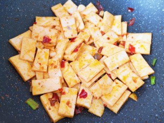 8、素炒千叶豆腐,翻炒均匀。