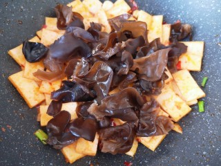 9、素炒千叶豆腐,下入木耳。