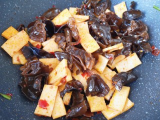 10、素炒千叶豆腐,翻炒均匀。