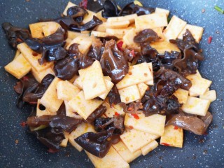 11、素炒千叶豆腐,加入少许开水焖炒2分钟。