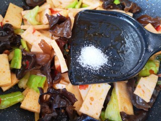 13、素炒千叶豆腐,放糖调和一下豆瓣酱的咸味。