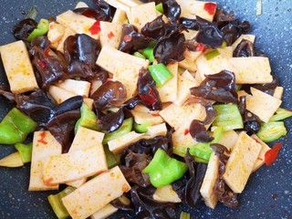 14、素炒千叶豆腐,翻炒均匀即可。