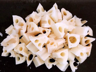 3、醋溜藕片,把鲜藕切成厚片，这样口感更佳