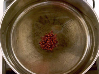 7、醋溜藕片,炒锅烧热后加入玉米油，油烧热后加入花椒粒，煸炒出香味