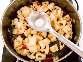 11、醋溜藕片,加入精盐