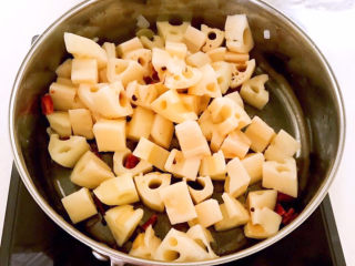 10、醋溜藕片,加入藕片，翻炒3分钟左右