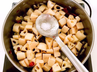 12、醋溜藕片,加入白糖