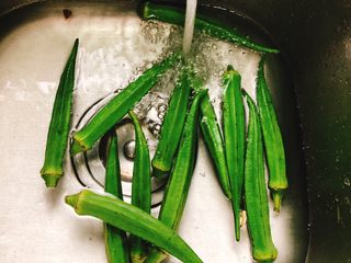 1、蒜香剁椒黄秋葵-下饭菜,买来黄秋葵，放水中清洗干净。