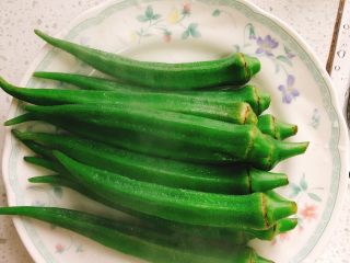 3、蒜香剁椒黄秋葵-下饭菜,捞起焯好的秋葵， 用冷水冲一遍冷却。