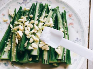 7、蒜香剁椒黄秋葵-下饭菜,加入半勺盐。