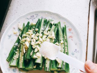 8、蒜香剁椒黄秋葵-下饭菜,加入1勺半的糖。