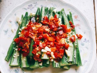 10、蒜香剁椒黄秋葵-下饭菜,铺上剁椒酱。（我的剁椒酱会咸，所以盐只放半勺）