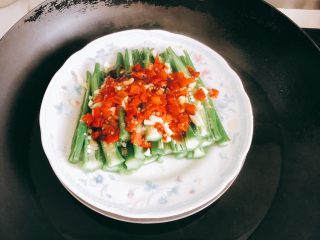 13、蒜香剁椒黄秋葵-下饭菜,放入锅中蒸架隔水蒸2～3分钟入味。