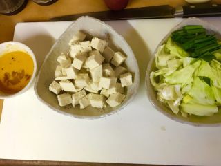 1、火爆小馒头,将馒头切块 不宜太大  鸡蛋打散  蔬菜切好备用