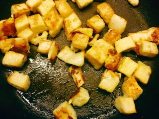 3、火爆小馒头,热锅热油 将馒头块 炒至金黄 称出备用