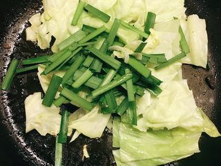 4、火爆小馒头,热锅冷油 放入 蒜末 爆香  放入少许四川豆瓣酱 或老干妈 炒香后放入 备好的蔬菜  翻炒