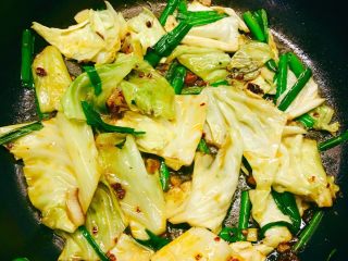 5、火爆小馒头,煸至上色 少许料理酒 少许酱油 然后倒入馒头丁 翻炒至入味 