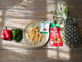 1、香菠咕咾腐竹,准备食材。