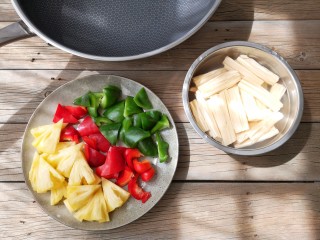 2、香菠咕咾腐竹,将青红椒洗净切块,菠萝洗净去皮切块后用淡盐水浸泡十五分钟,腐竹提前四小时泡发备用。