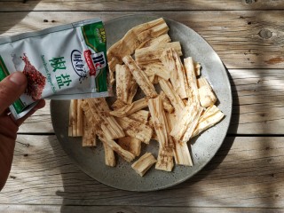 3、香菠咕咾腐竹,将泡发的腐竹洗净攥干水放入盘中,加适量的椒盐粉并抓拌均匀。