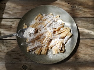 4、香菠咕咾腐竹,再撒上适量裹炸粉拌匀(让每根腐竹均匀包裹一层裹炸粉)。