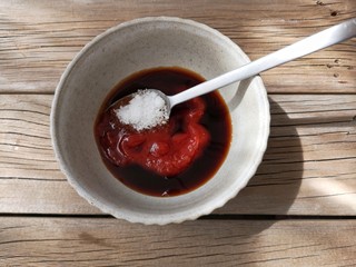 5、香菠咕咾腐竹,用一勺味极鲜酱油,一勺白糖,两勺米醋,三勺番茄酱调一碗酱汁(一勺约十五毫升)。