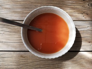 6、香菠咕咾腐竹,再加入一勺淀粉和一百毫升清水搅拌均匀至无颗粒状。