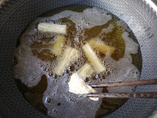 7、香菠咕咾腐竹,在锅中加入适量的食用油,烧至五成热下入腐竹。