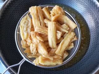 8、香菠咕咾腐竹,中小火炸三分钟后沥油捞出。