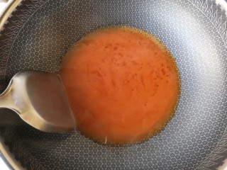 9、香菠咕咾腐竹,另起锅,不用放油,将锅烧热后倒入调好的酱汁。