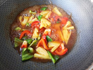 11、香菠咕咾腐竹,大火翻炒断生,并至酱汁浓稠。