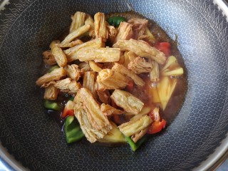 12、香菠咕咾腐竹,再下入炸好的腐竹。