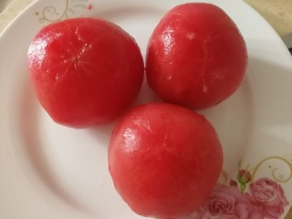 5、番茄烧冬瓜,去皮。