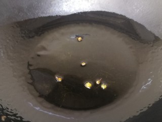 7、番茄烧冬瓜,热锅倒入适量油，放入几粒花椒爆香。