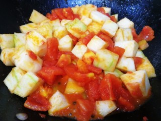 9、番茄烧冬瓜,放入冬瓜丁炒匀。