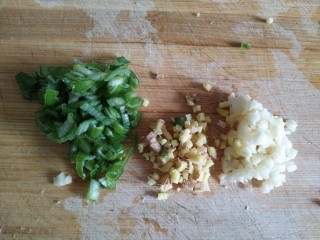 1、麻辣豆腐,葱姜蒜切末。