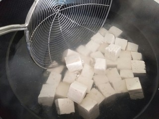 3、麻辣豆腐,豆腐切块，沸水中煮两分钟捞出。