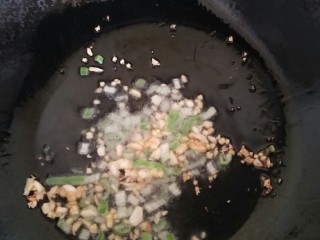 4、麻辣豆腐,热锅冷油葱姜蒜末爆香。